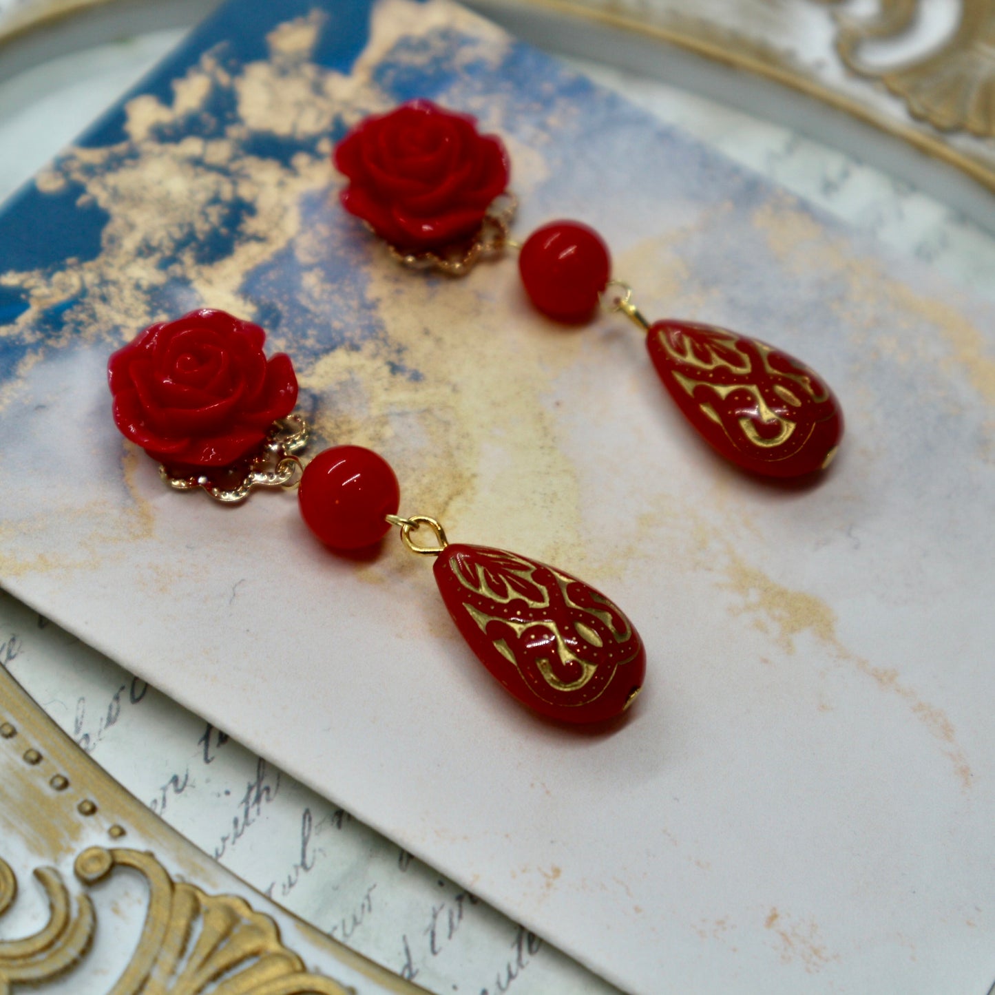 赤い薔薇とアンティーク風ショートドロップのピアス(イヤリング)