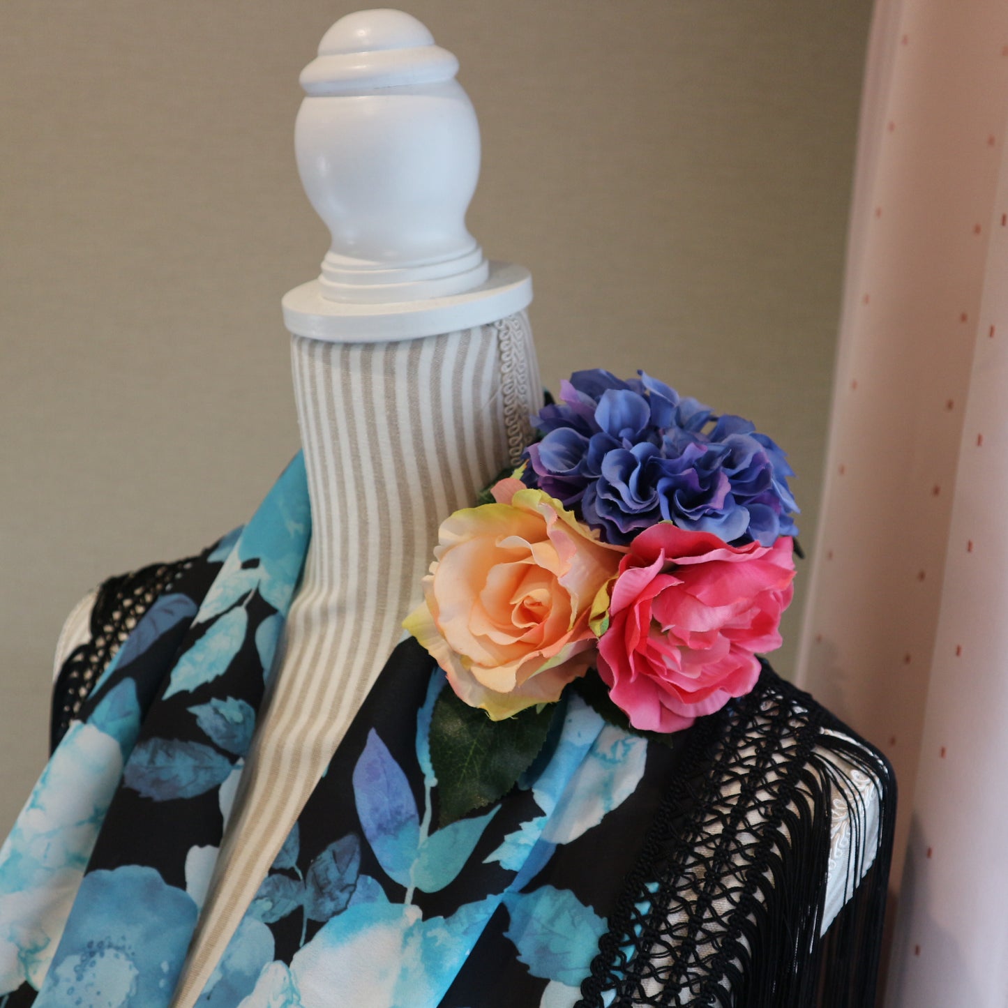 フラメンコ花髪飾り:フローレス(淡いピンク薔薇、ピンクと青紫のブーケ)