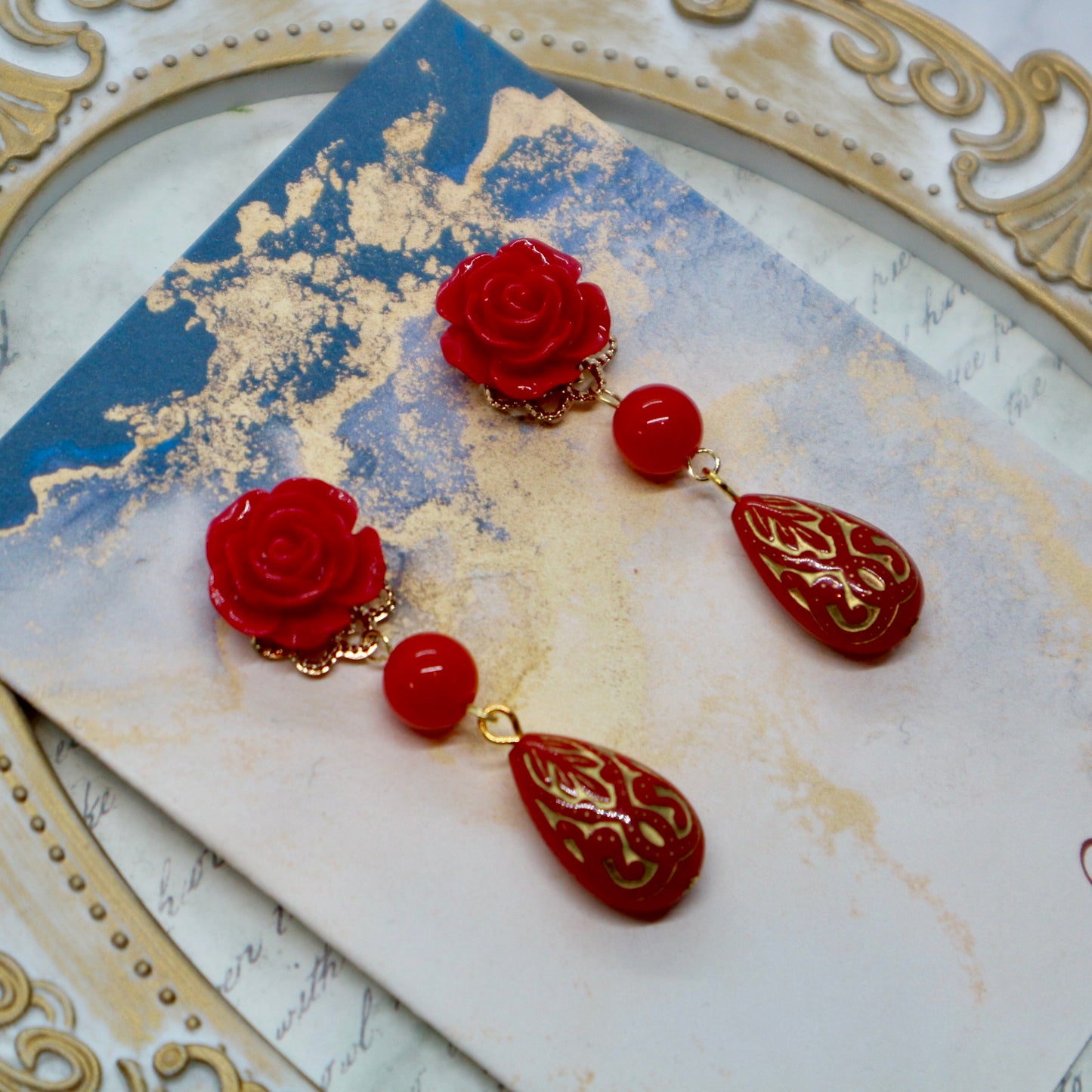 赤い薔薇とアンティーク風ショートドロップのピアス(イヤリング)