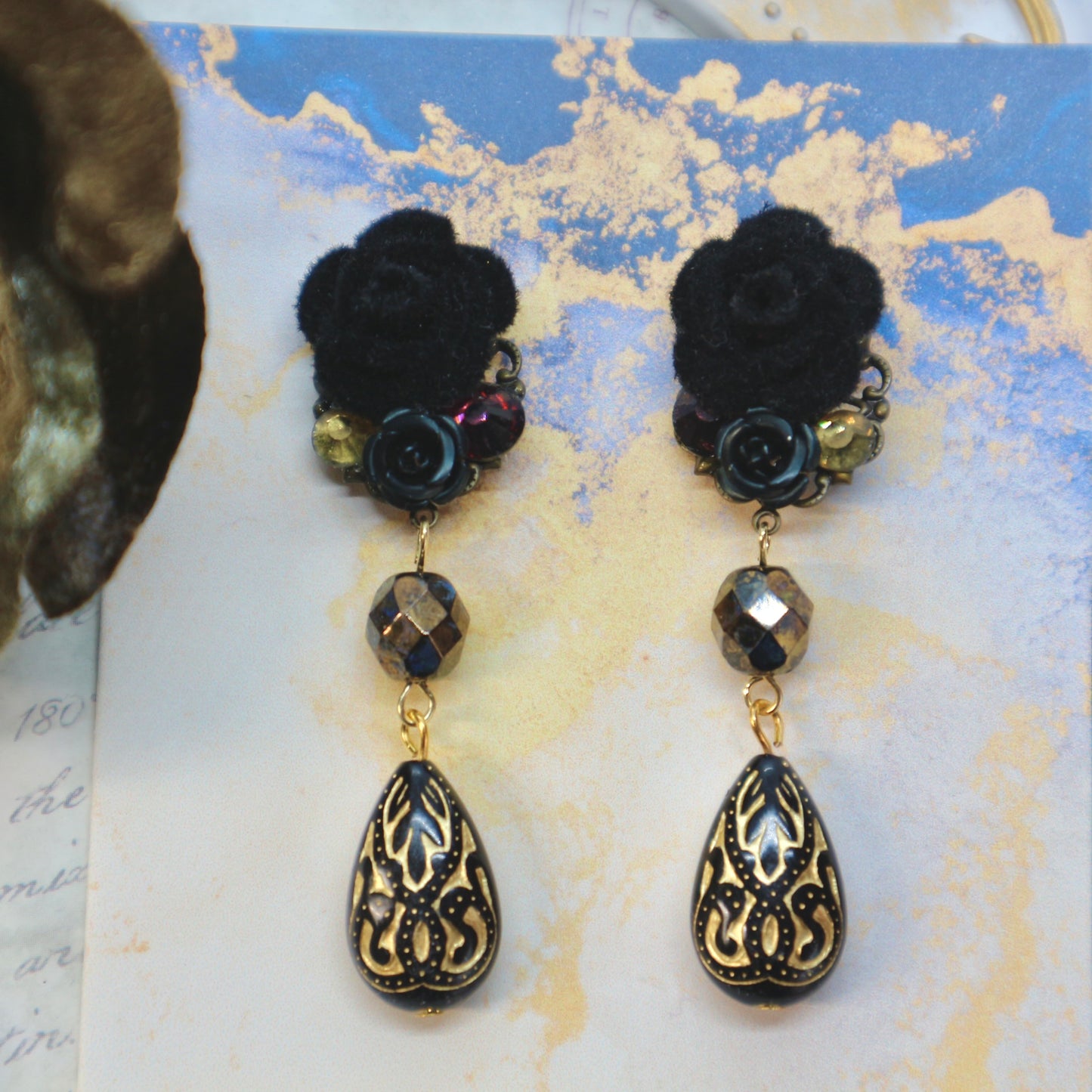 ベロア風の薔薇とドロップのピアス(イヤリング)ブラック