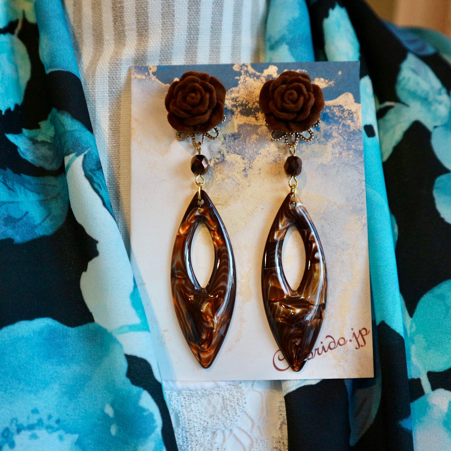 チョコレートカラーの薔薇とリーフのピアス(イヤリング)