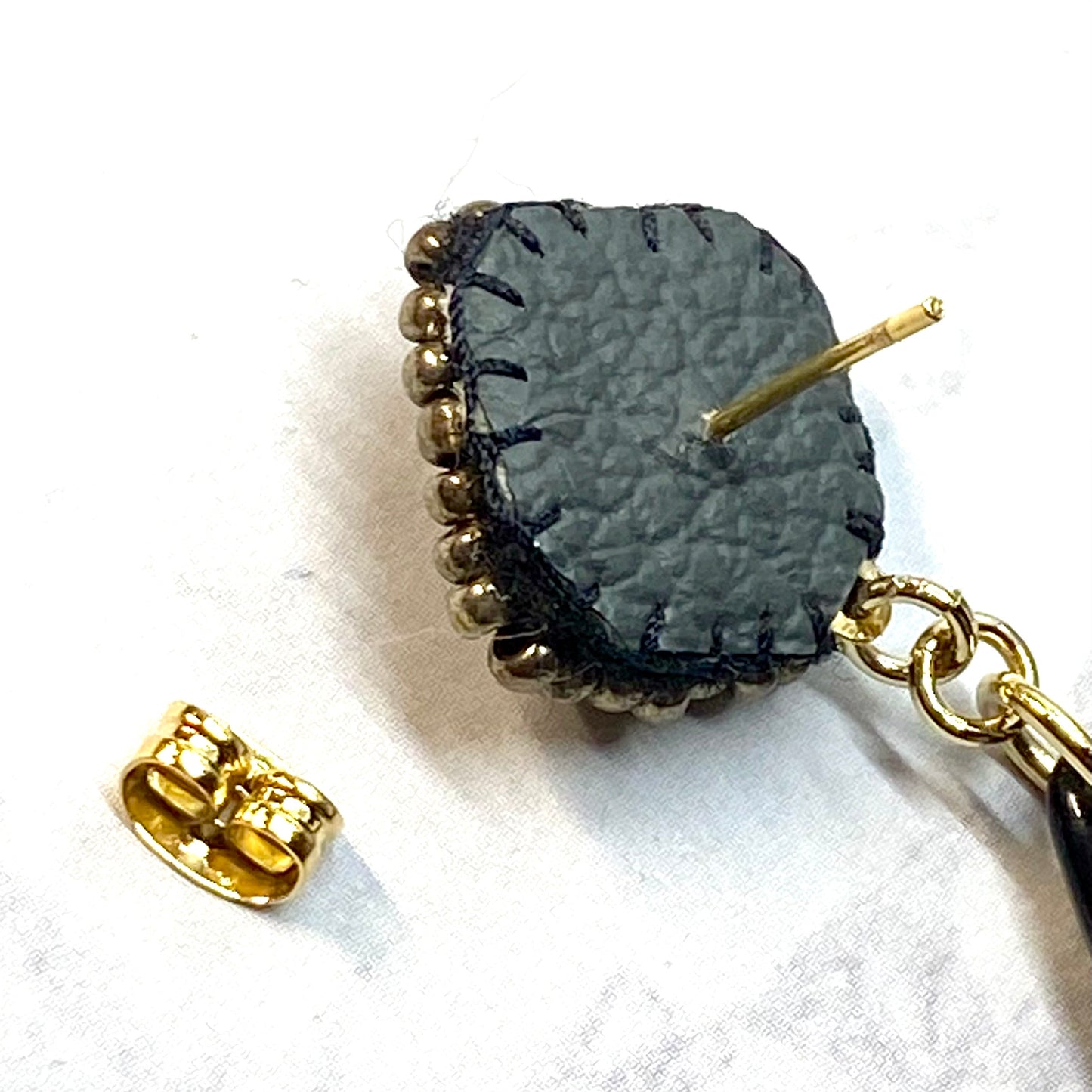 ビーズ刺繍としずく型フープのイヤリング/ピアス
