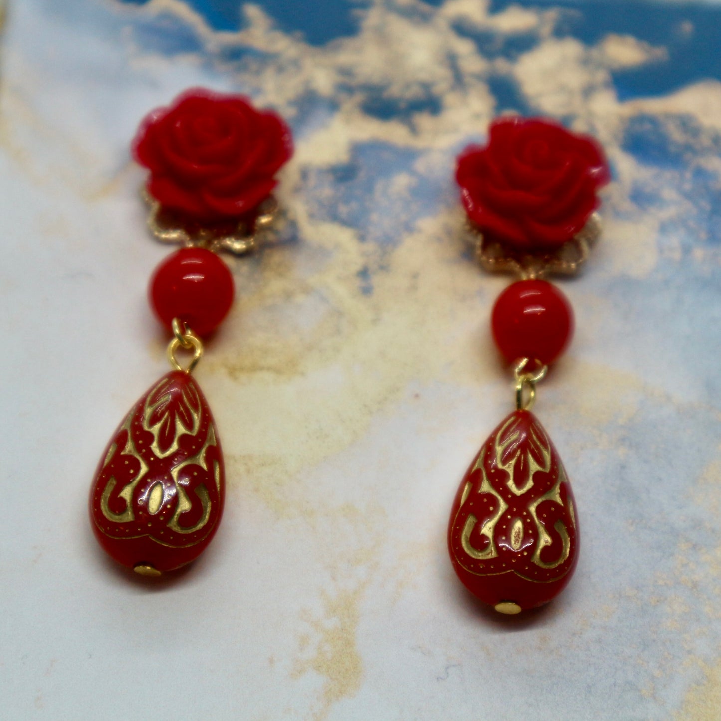 赤い薔薇とアンティーク風ショートドロップのピアス(イヤリング)