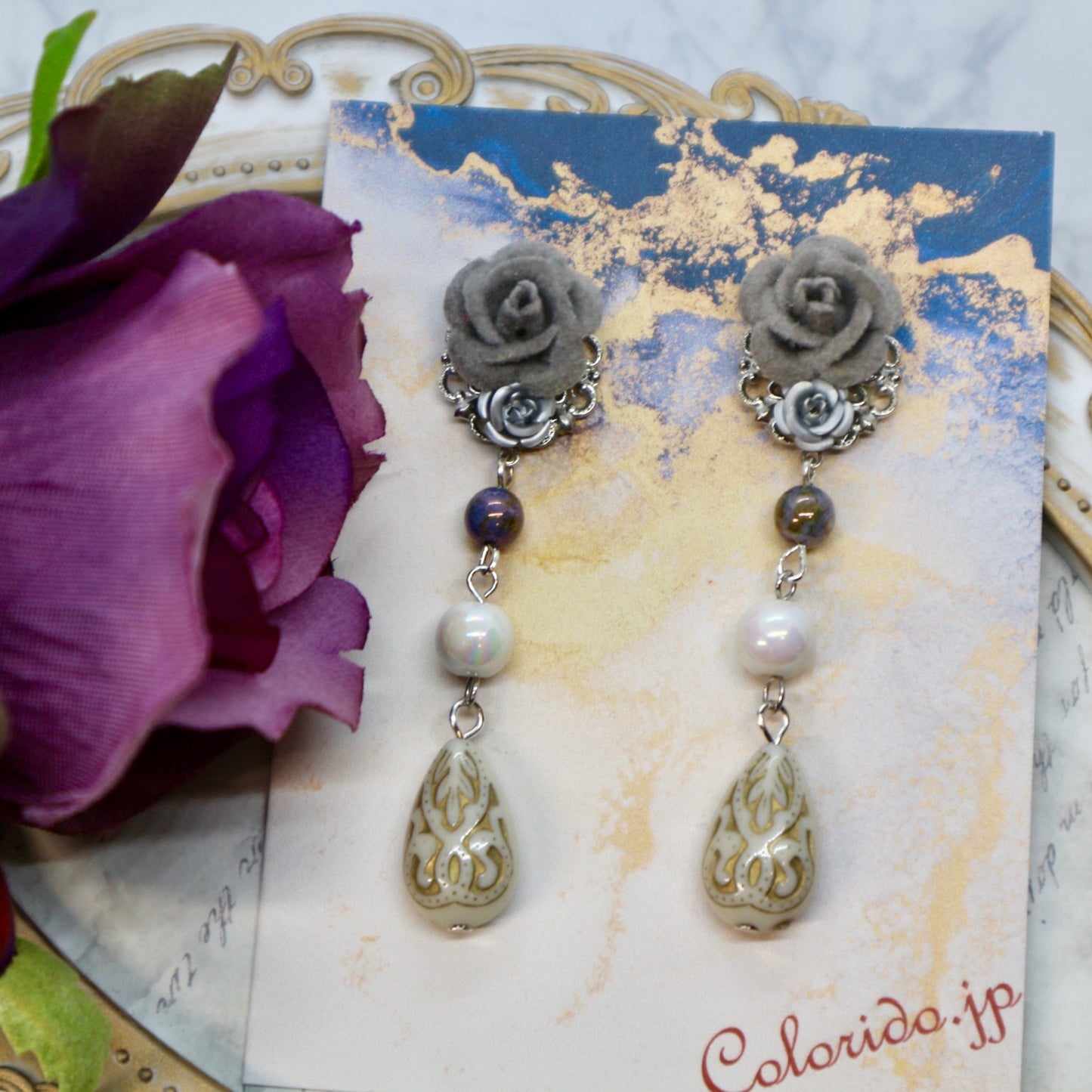 ベロア風の薔薇とドロップのピアス(イヤリング)グレー＆ホワイト