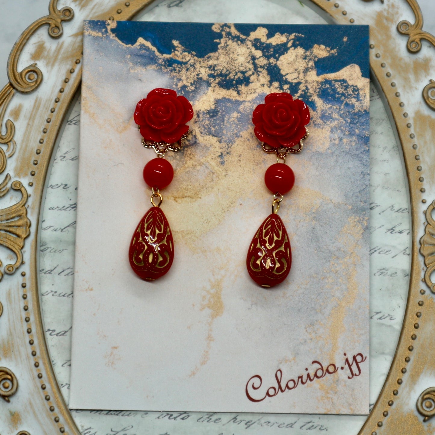 赤い薔薇とアンティーク風ショートドロップのピアス(イヤリング)