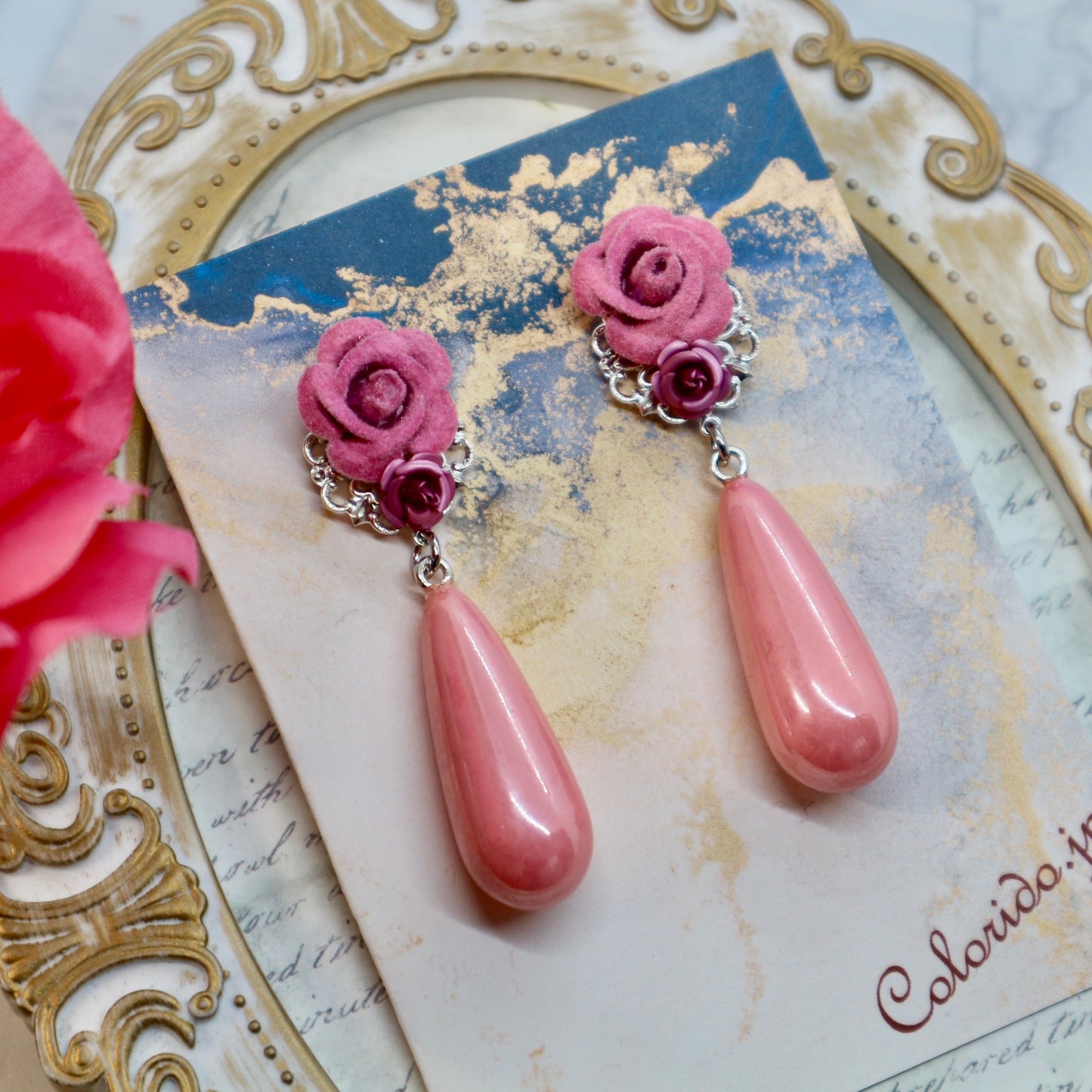 ピンクのベロア薔薇とふっくらドロップのピアス(イヤリング)