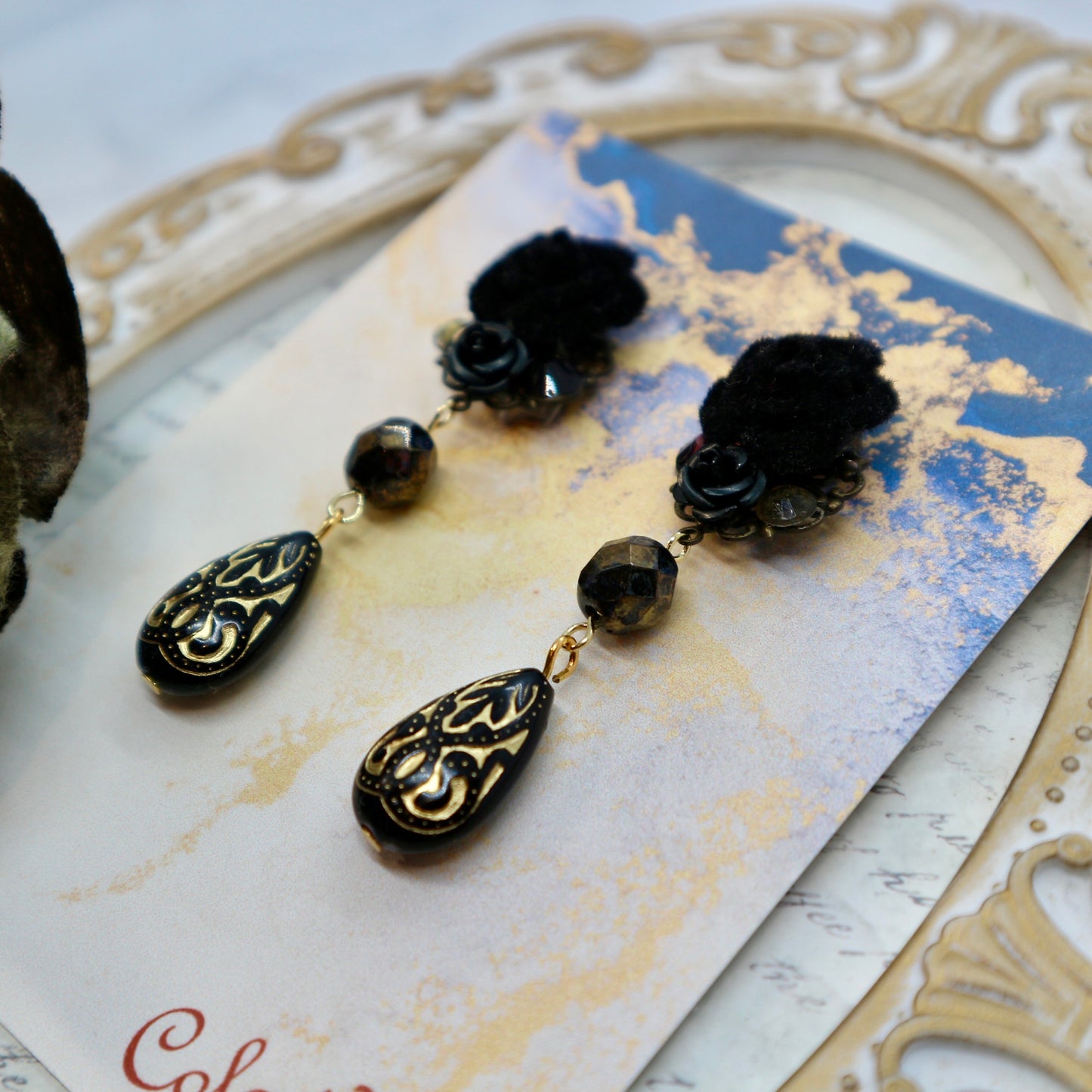 ベロア風の薔薇とドロップのピアス(イヤリング)ブラック