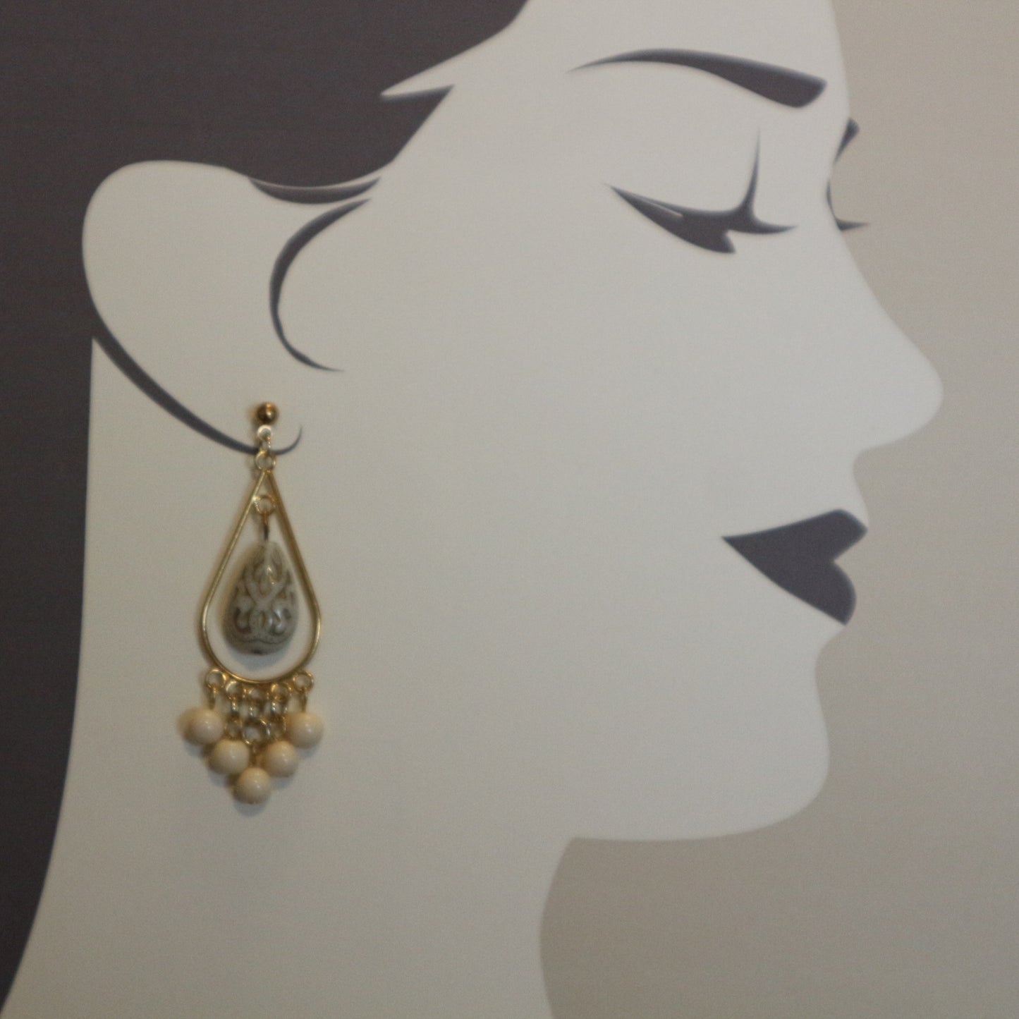 ドロップ型フレーム＆オフホワイトドロップのイヤリング（ピアス）