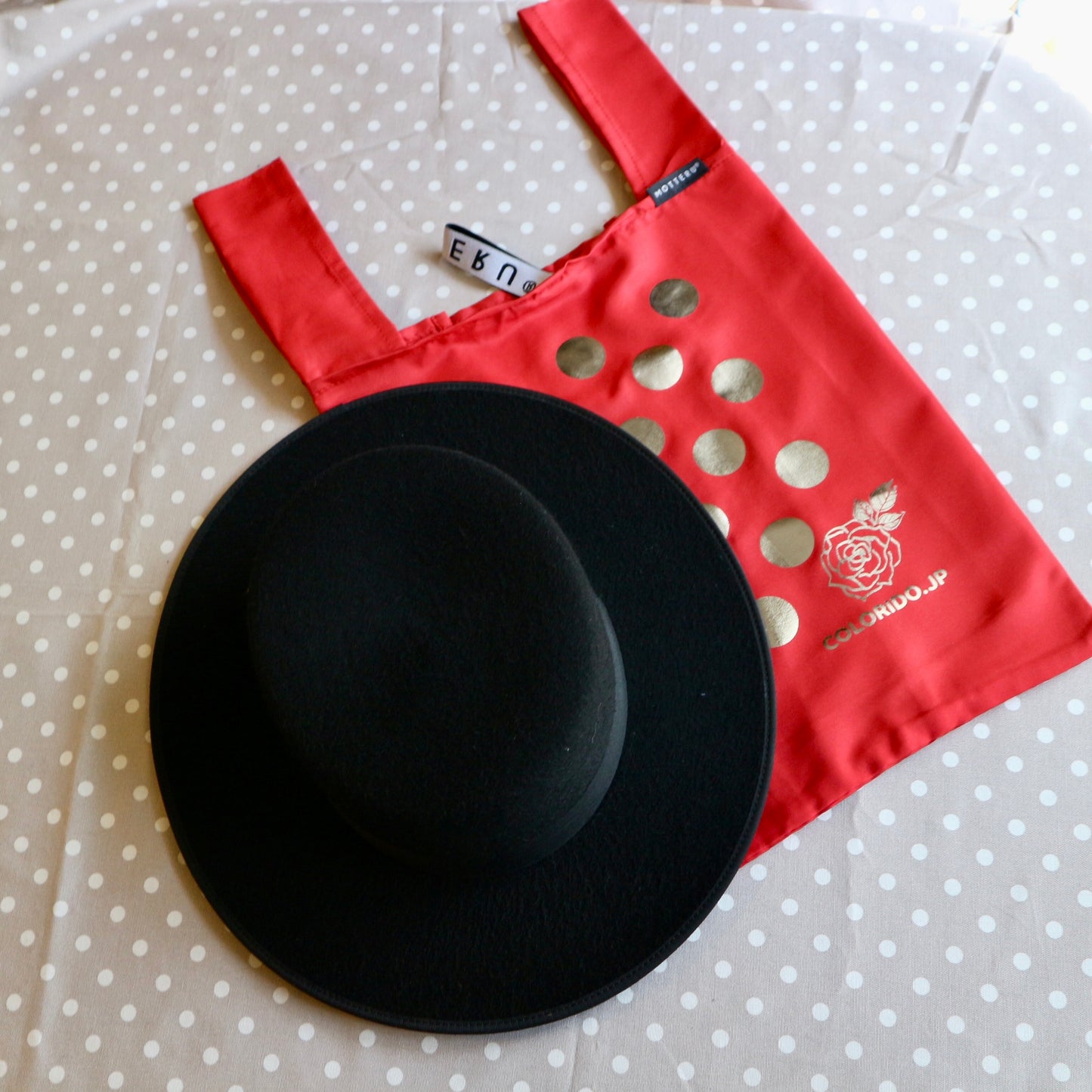 コルドベス帽子がすっぽり入るドット＆薔薇オリジナルデザイン赤エコバッグ(ゴールド/シルバー)
