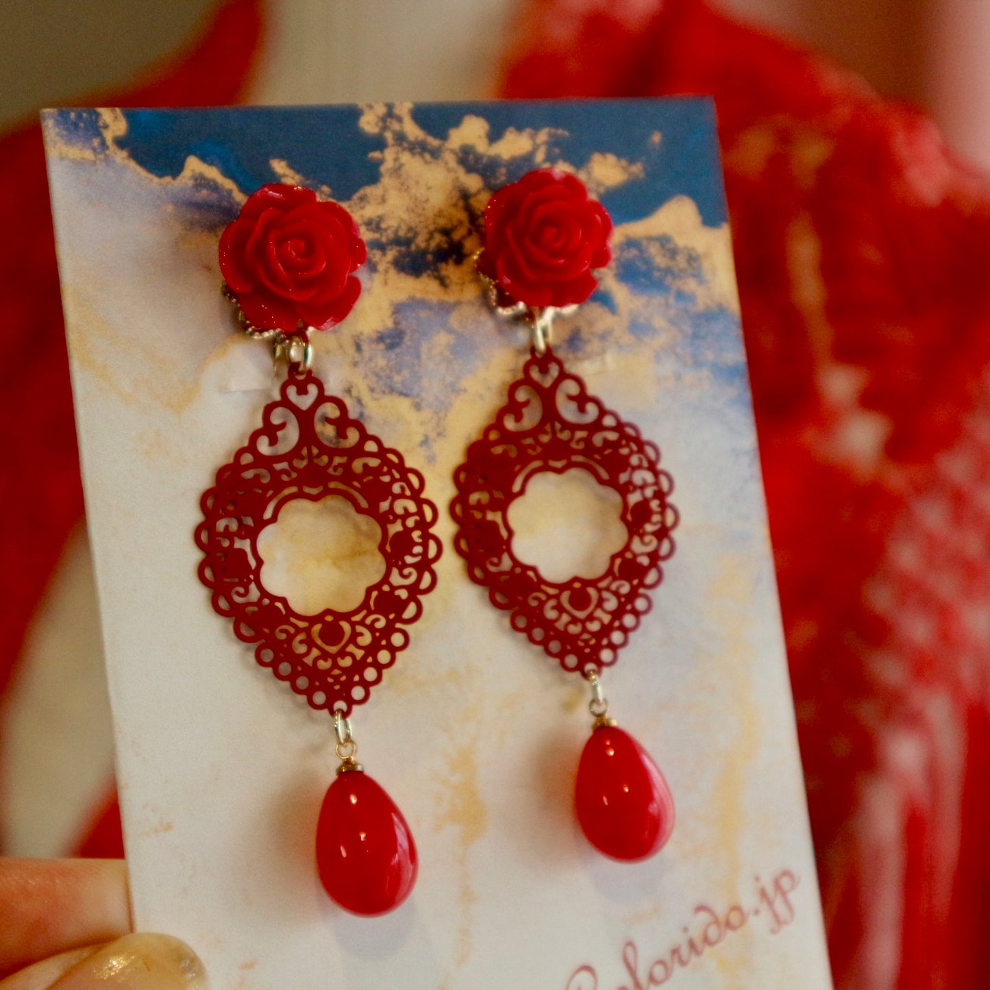 赤いリーフの透かしとドロップのピアス(イヤリング)