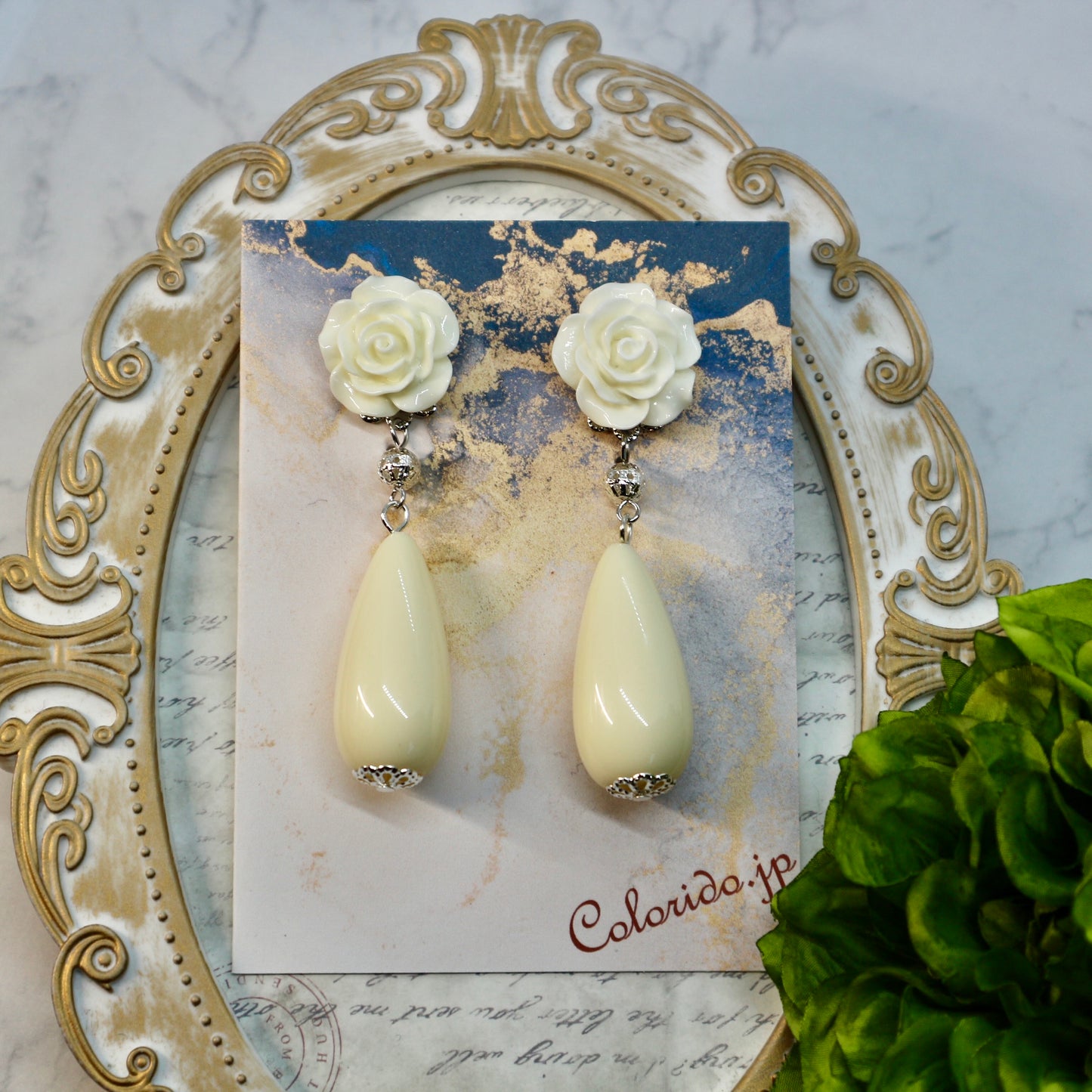 アイボリーの薔薇＆大ぶりドロップのイヤリング(ピアス)