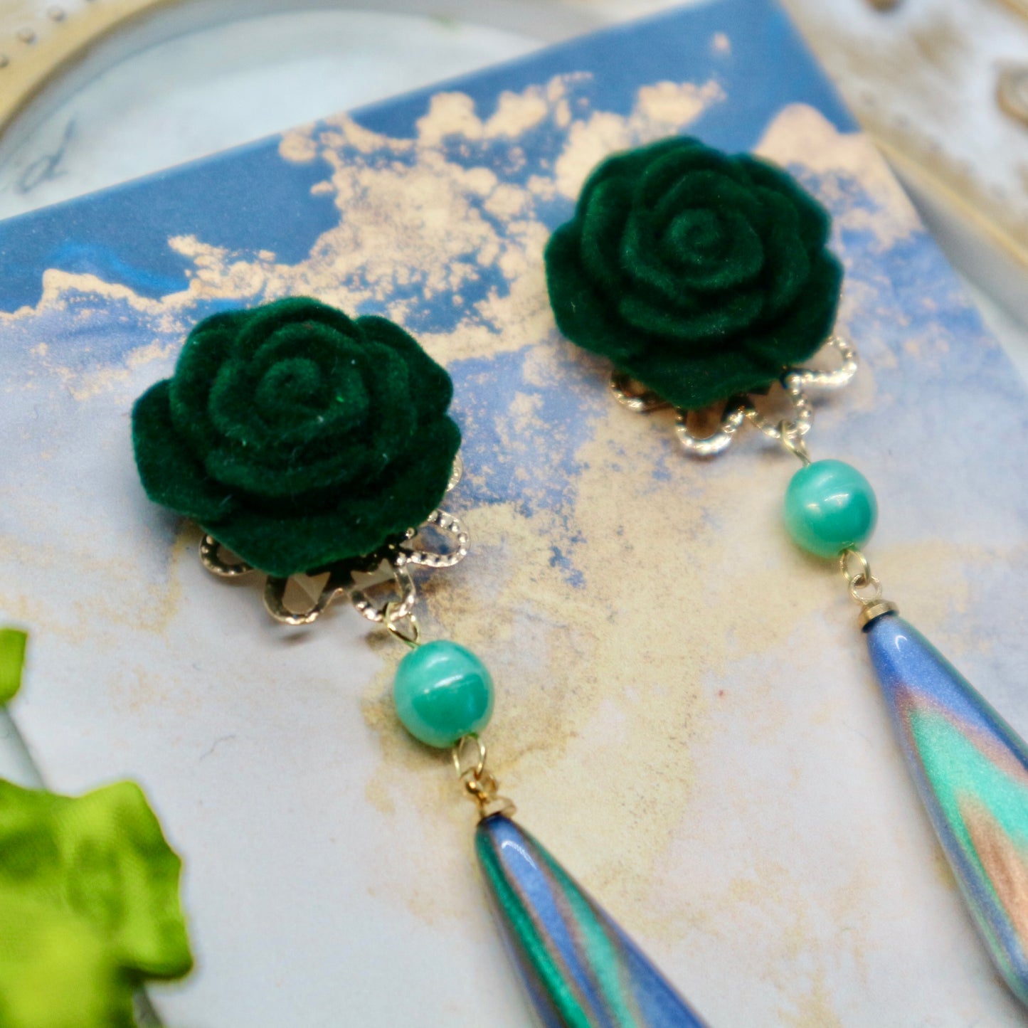 深緑のフロッキー薔薇とロングドロップのイヤリング・ピアス