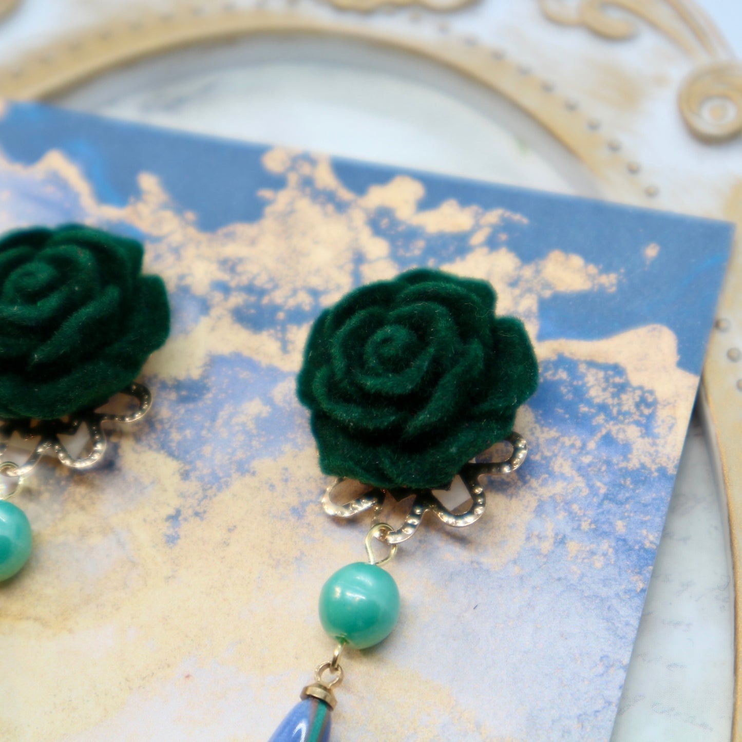 深緑のフロッキー薔薇とロングドロップのイヤリング・ピアス