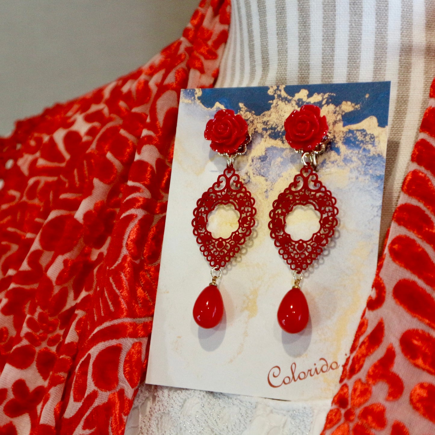 赤いリーフの透かしとドロップのピアス(イヤリング)