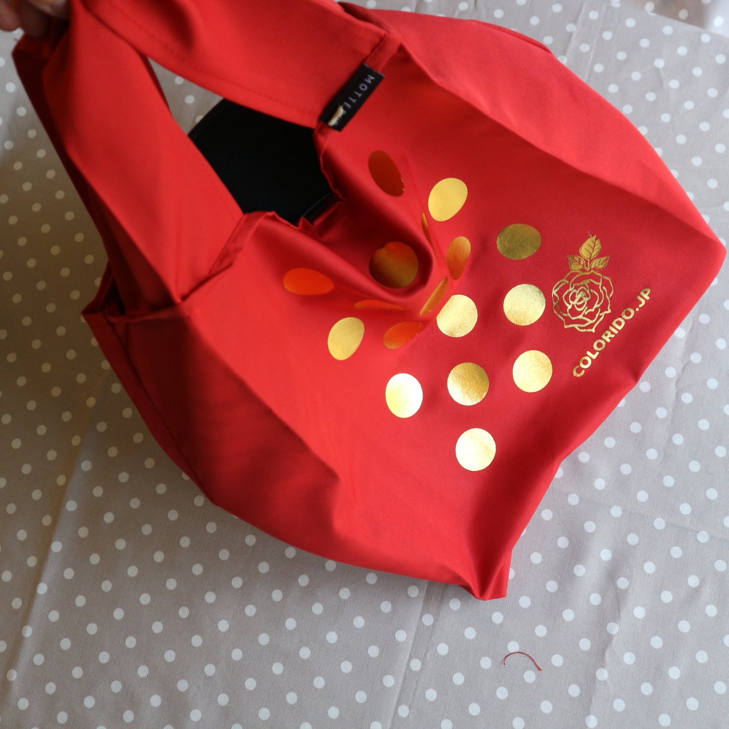 コルドベス帽子がすっぽり入るドット＆薔薇オリジナルデザイン赤エコバッグ(ゴールド/シルバー)