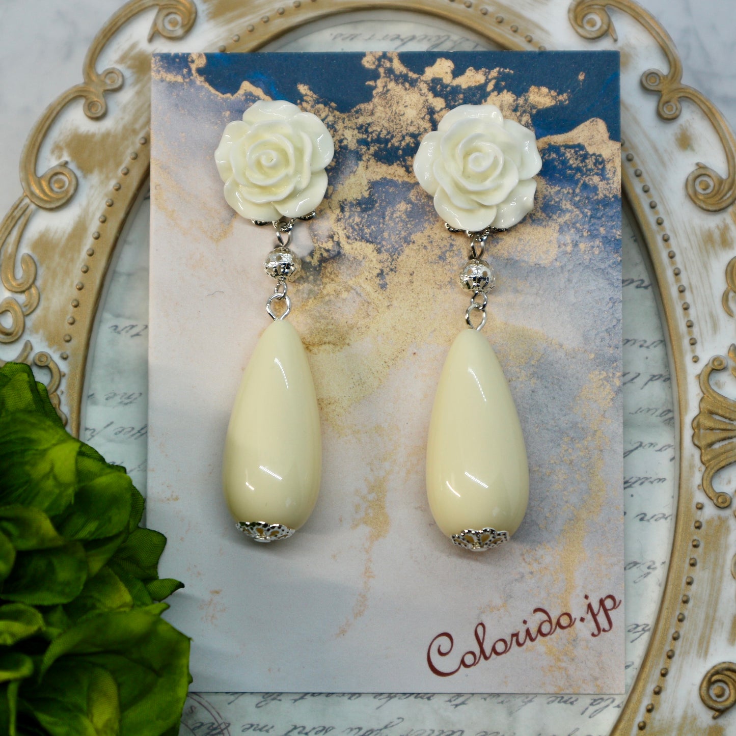 アイボリーの薔薇＆大ぶりドロップのイヤリング(ピアス)