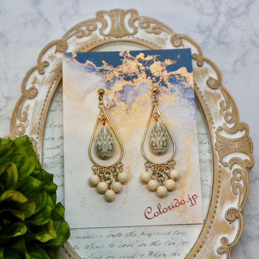 ドロップ型フレーム＆オフホワイトドロップのイヤリング（ピアス）