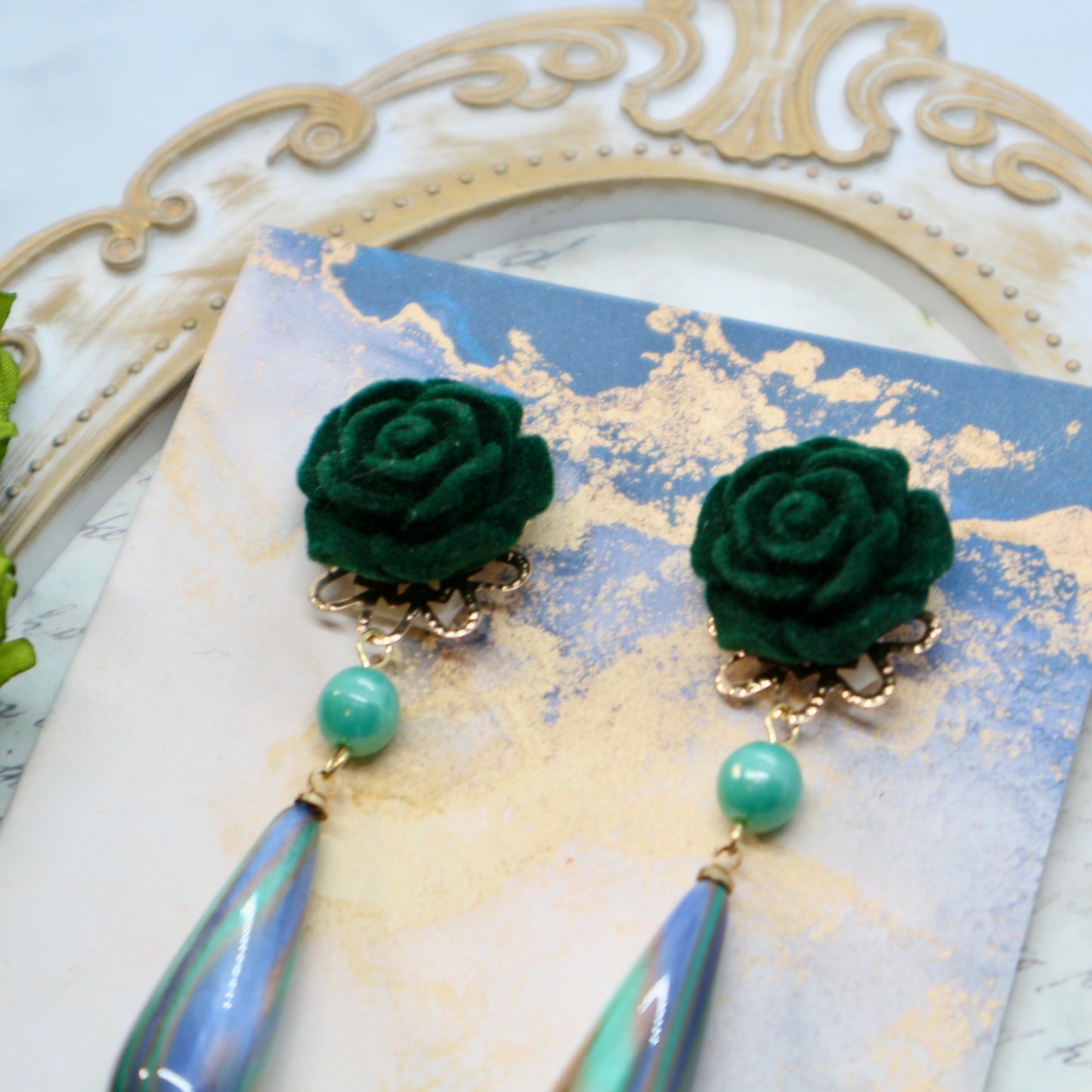 深緑のフロッキー薔薇とロングドロップのイヤリング・ピアス