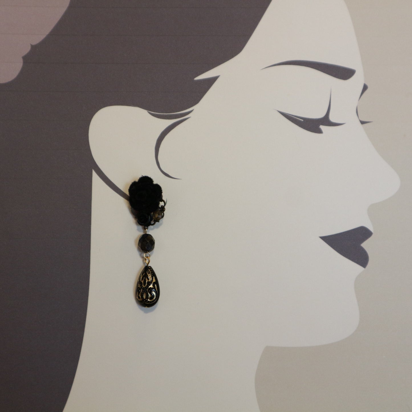 ベロア風の薔薇とドロップのピアス(イヤリング)ブラック