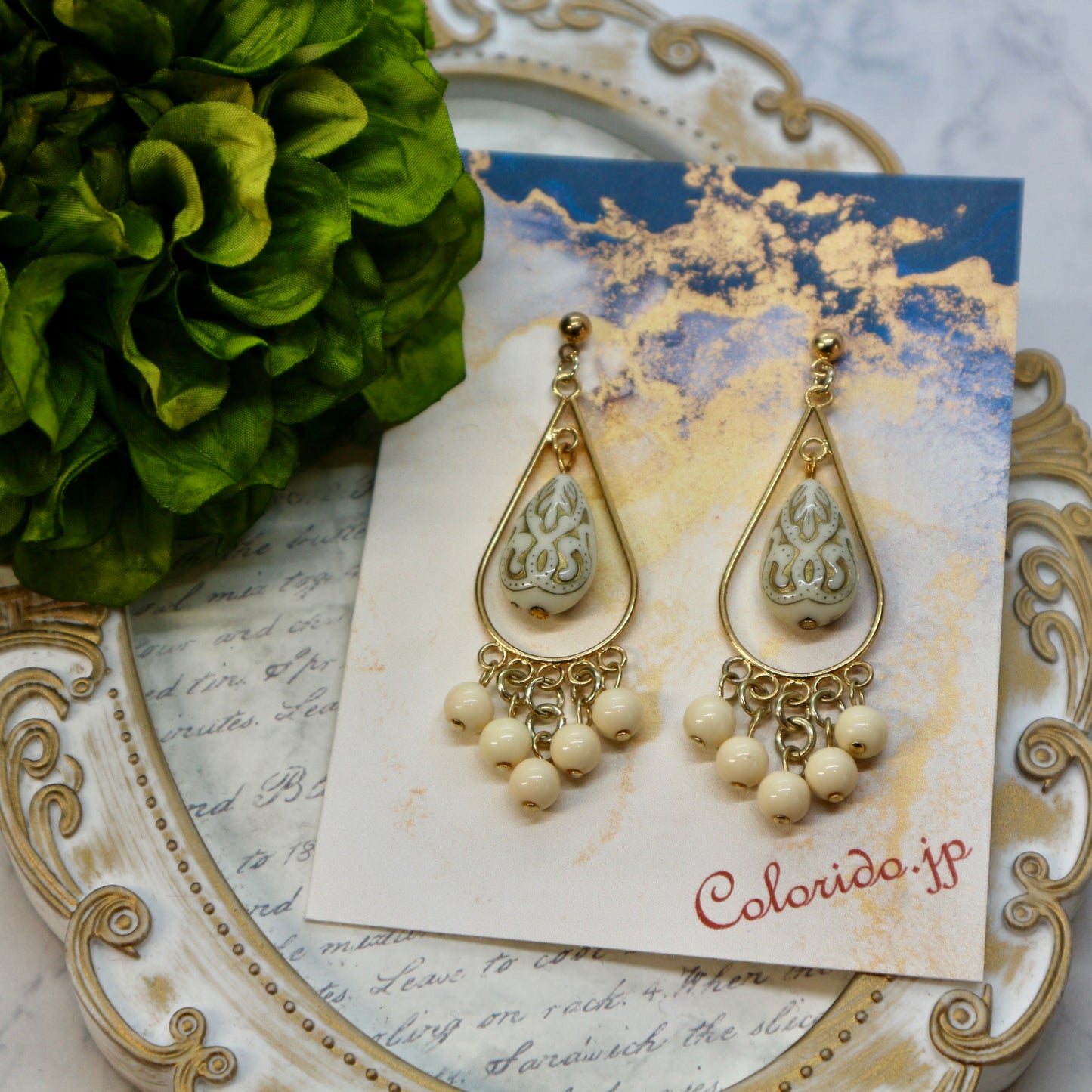 ドロップ型フレーム＆オフホワイトドロップのイヤリング（ピアス）