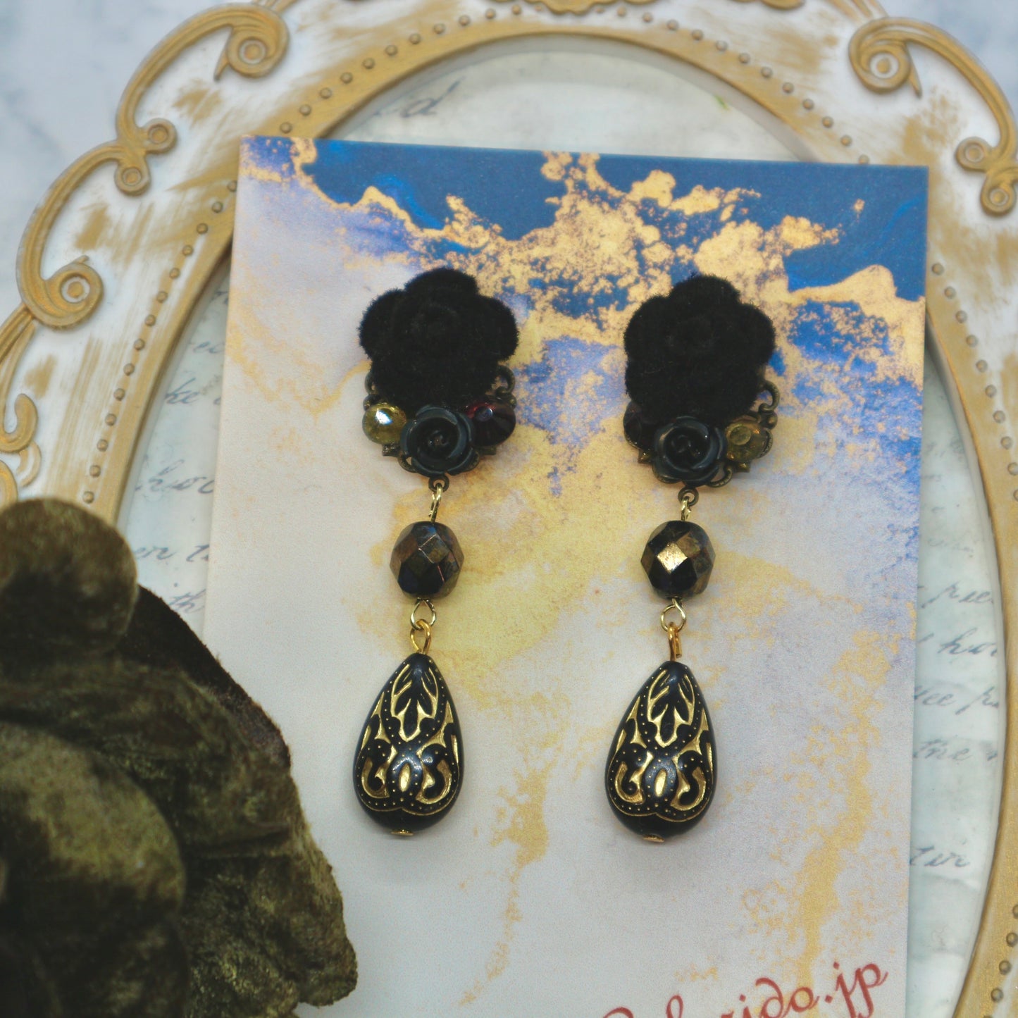 ベロア風の薔薇とドロップのピアス(イヤリング)ブラック