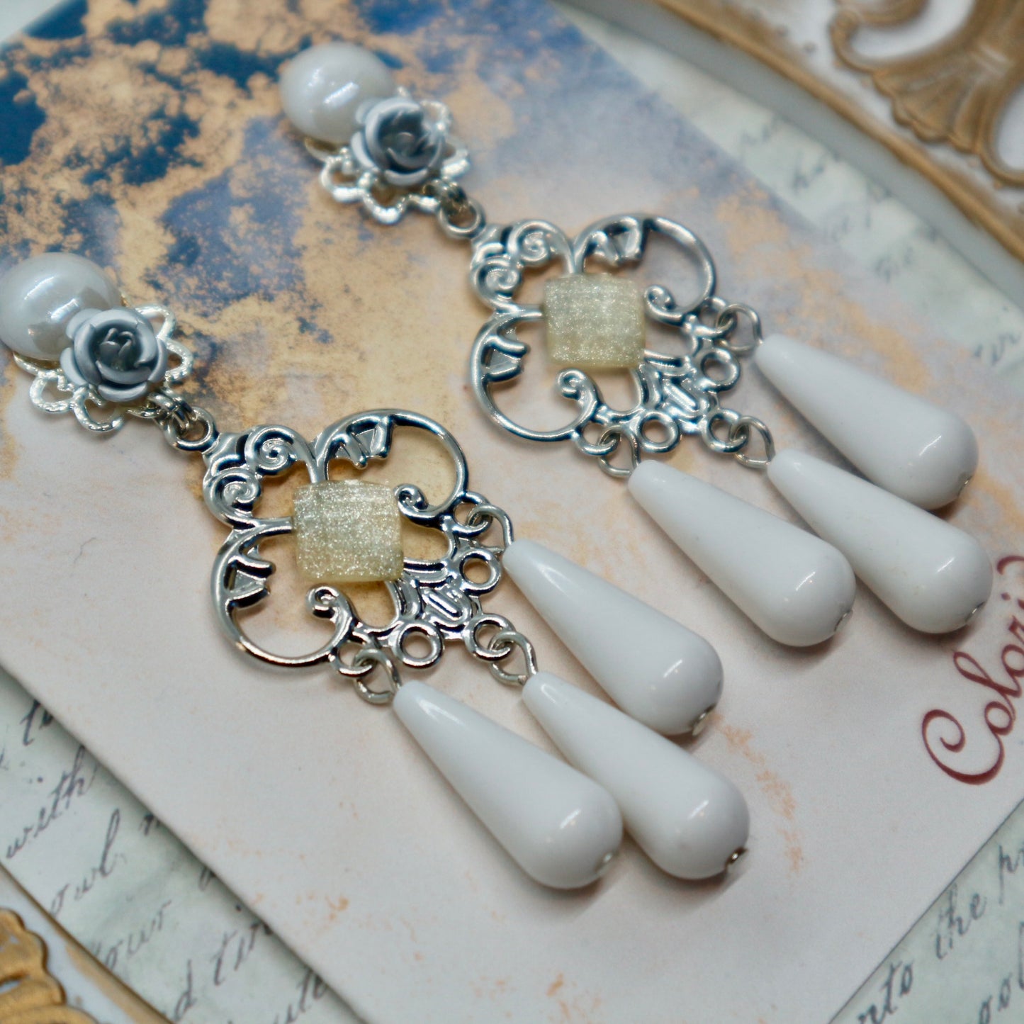 シルバー薔薇＆3つのホワイトドロップのピアス(イヤリング)