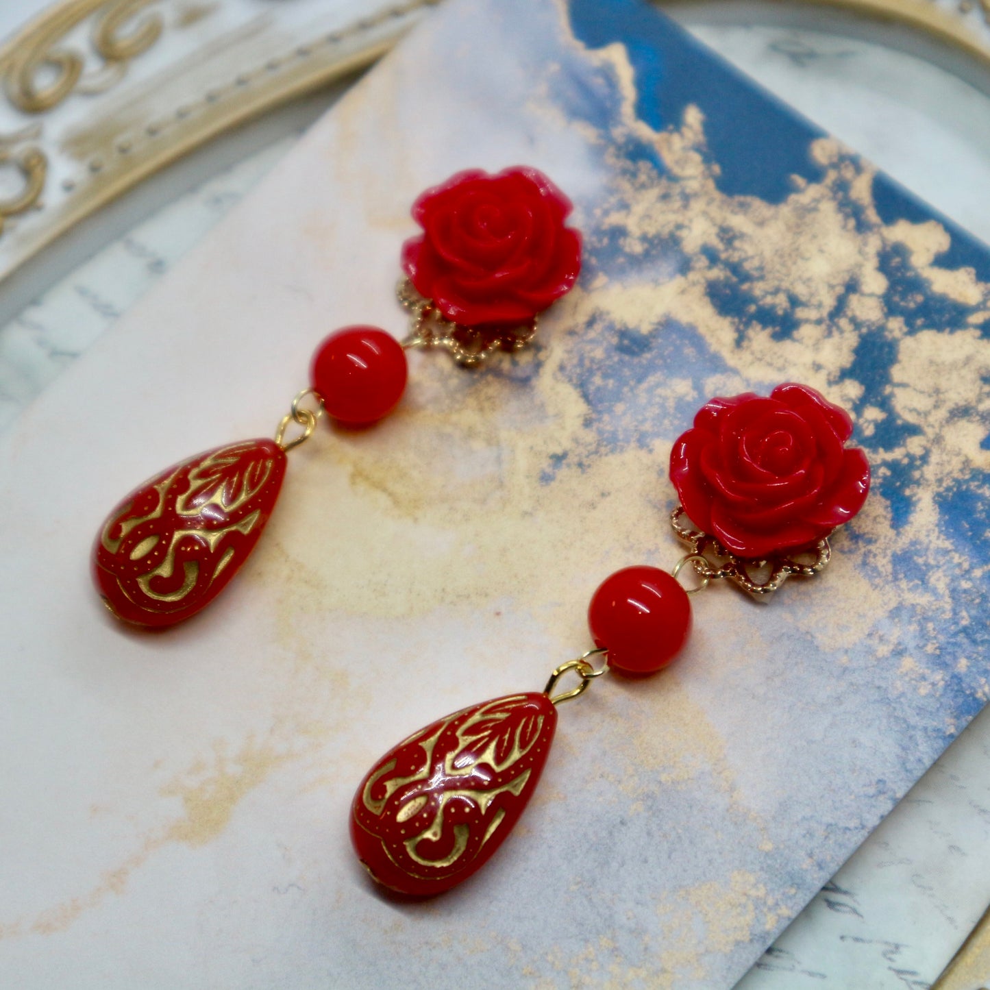 赤い薔薇とアンティーク風ショートドロップのピアス(イヤリング)