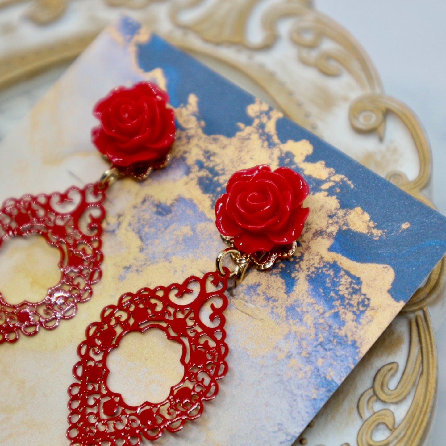 赤いリーフの透かしとドロップのピアス(イヤリング)