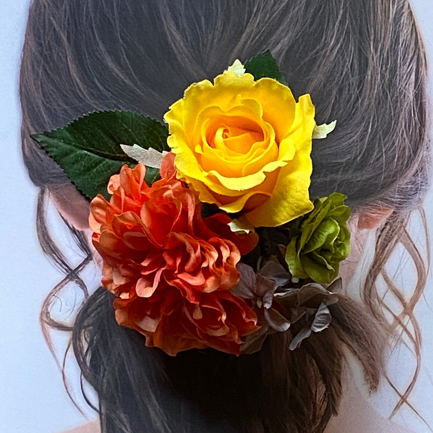 フラメンコ花髪飾り:フローレス(コーラルオレンジ、イエロー、ライトグリーンのブーケ)