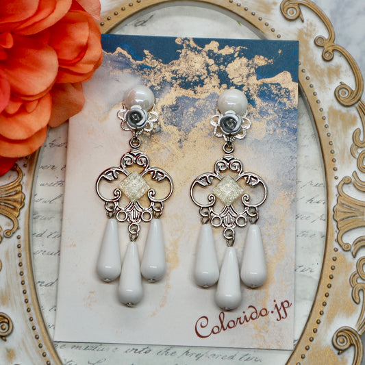 シルバー薔薇＆3つのホワイトドロップのピアス(イヤリング)