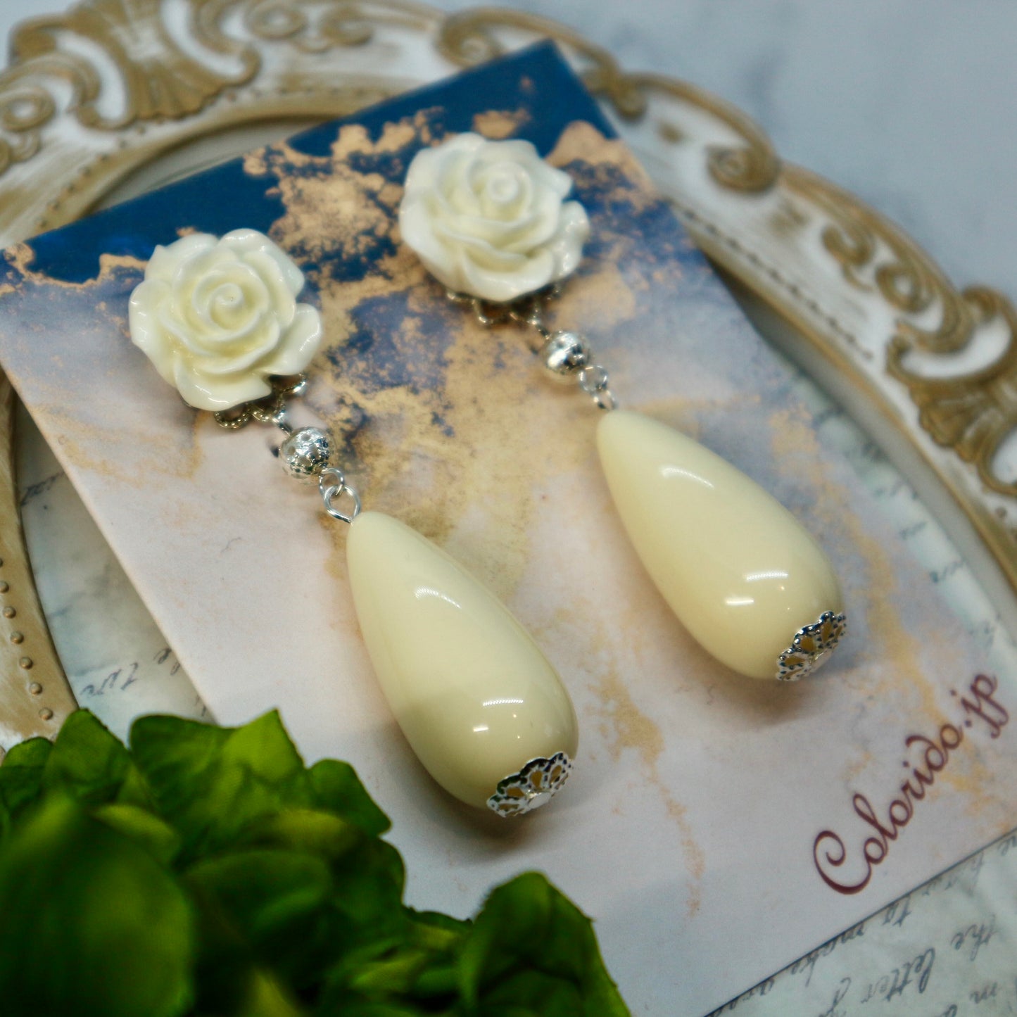 アイボリーの薔薇＆大ぶりドロップのイヤリング(ピアス)