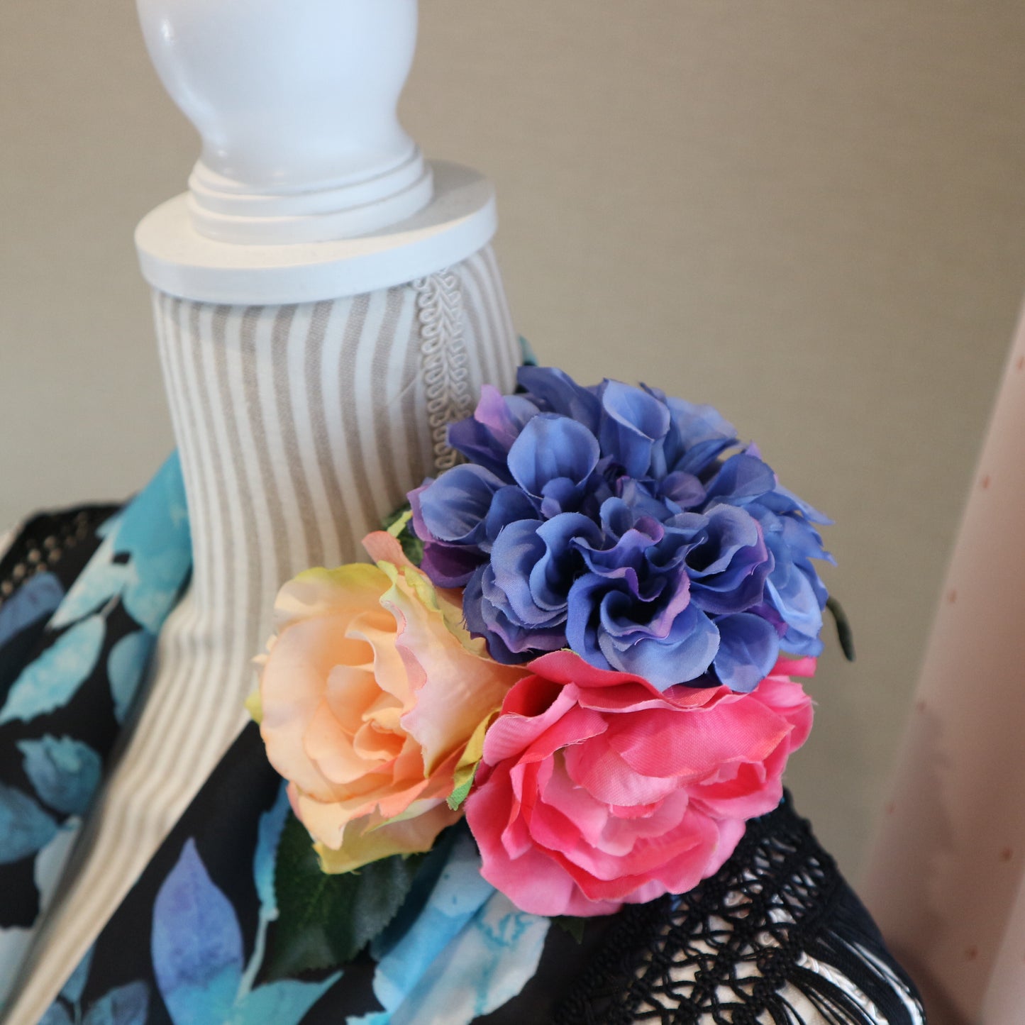 フラメンコ花髪飾り:フローレス(淡いピンク薔薇、ピンクと青紫のブーケ)