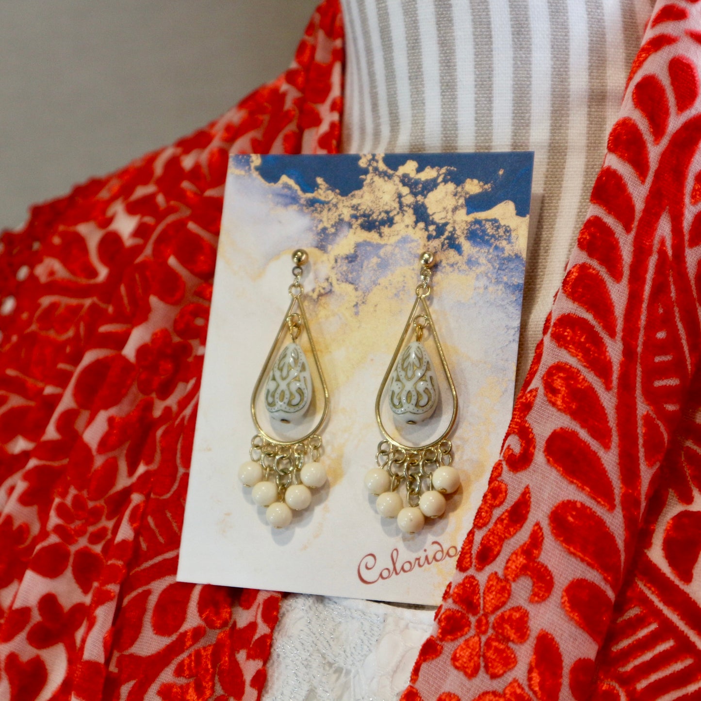 ドロップ型フレーム＆オフホワイトドロップのイヤリング（ピアス）