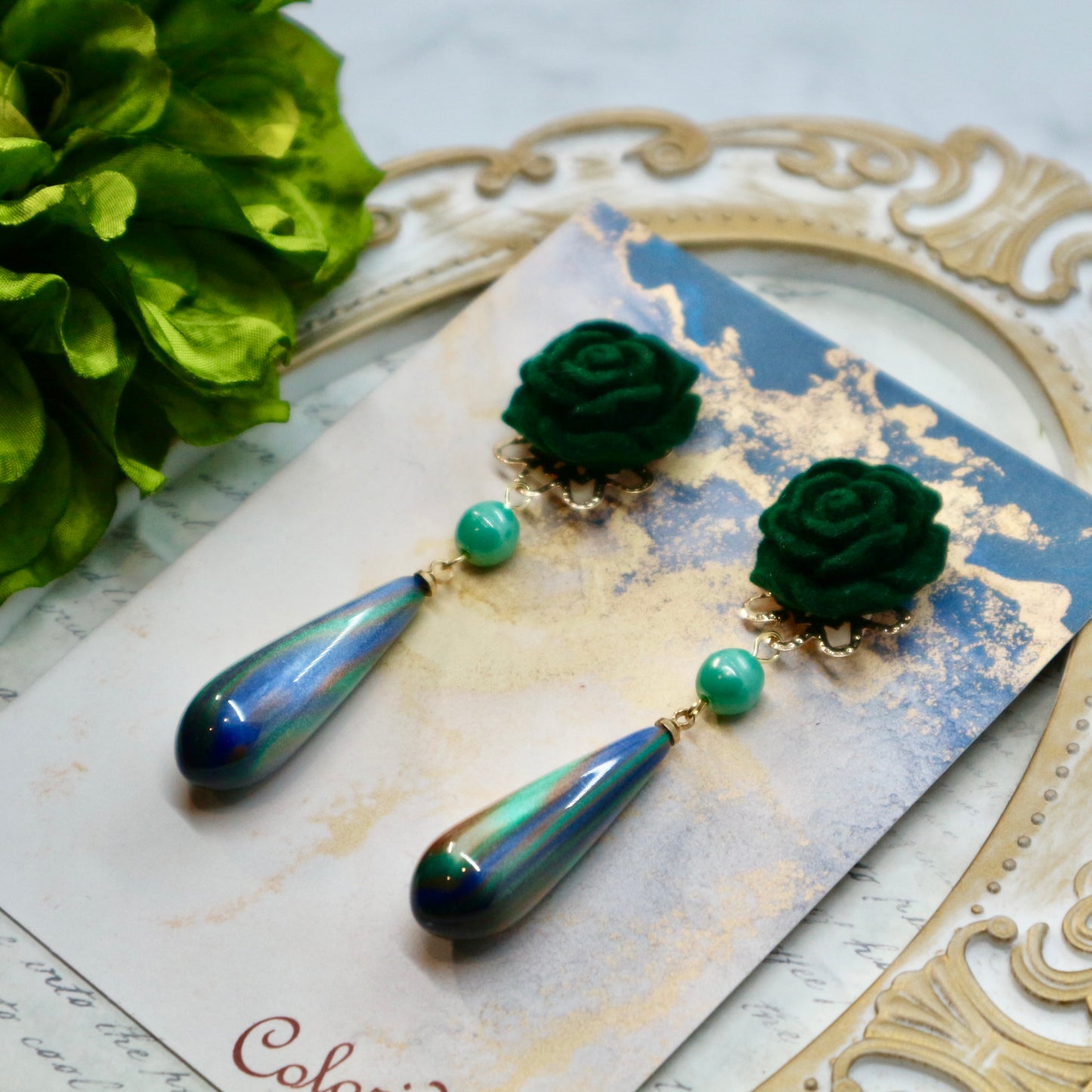 深緑のフロッキー薔薇とロングドロップのイヤリング・ピアス