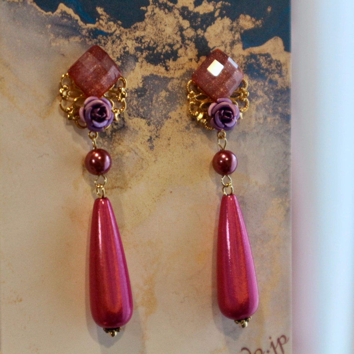 オーロラピンクのドロップとパープルのミニ薔薇ピアス(イヤリング)