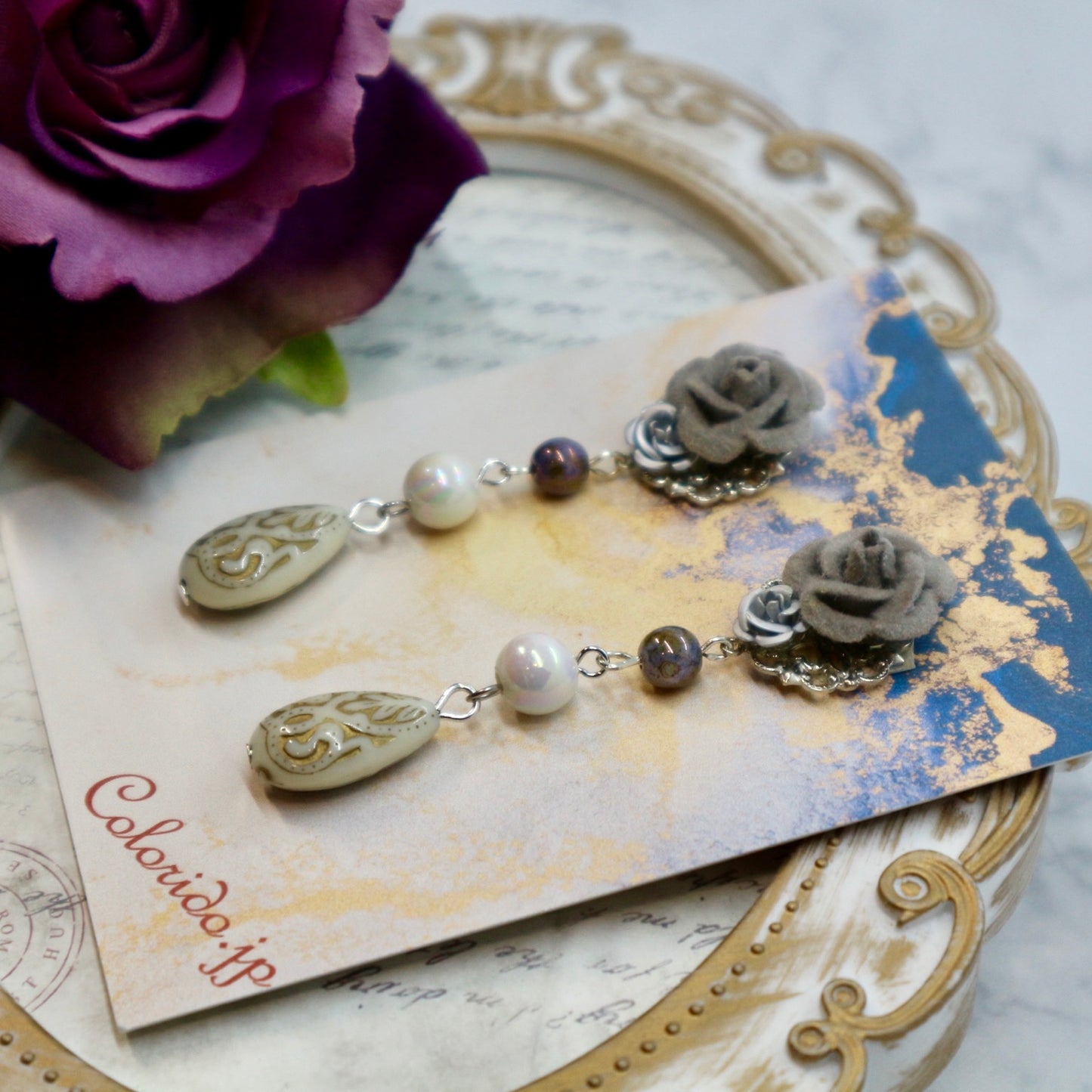 ベロア風の薔薇とドロップのピアス(イヤリング)グレー＆ホワイト