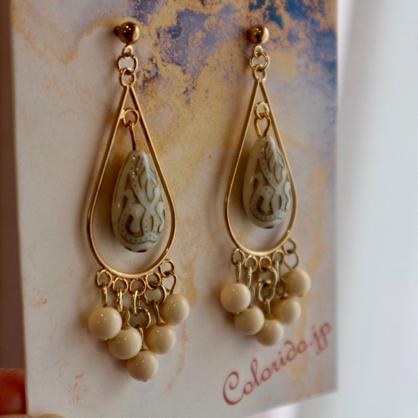 ドロップ型フレーム＆オフホワイトドロップのイヤリング（ピアス）