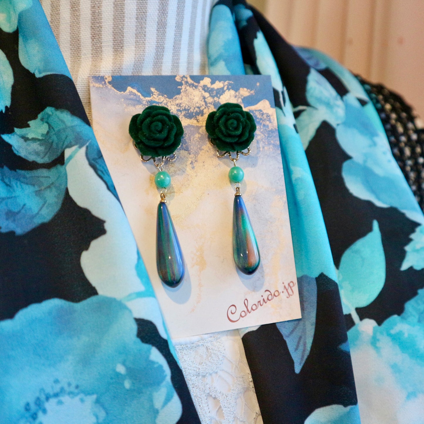 深緑のフロッキー薔薇とロングドロップのイヤリング・ピアス