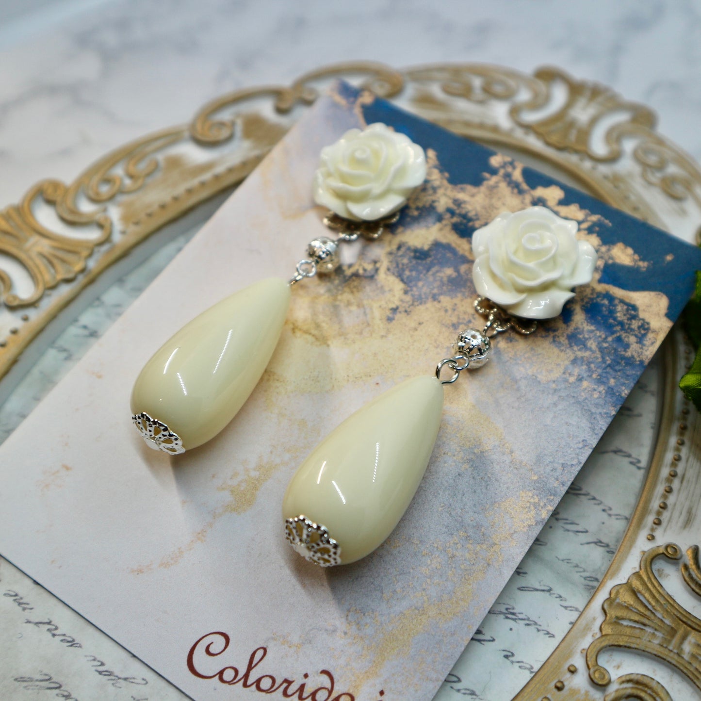 アイボリーの薔薇＆大ぶりドロップのイヤリング(ピアス)