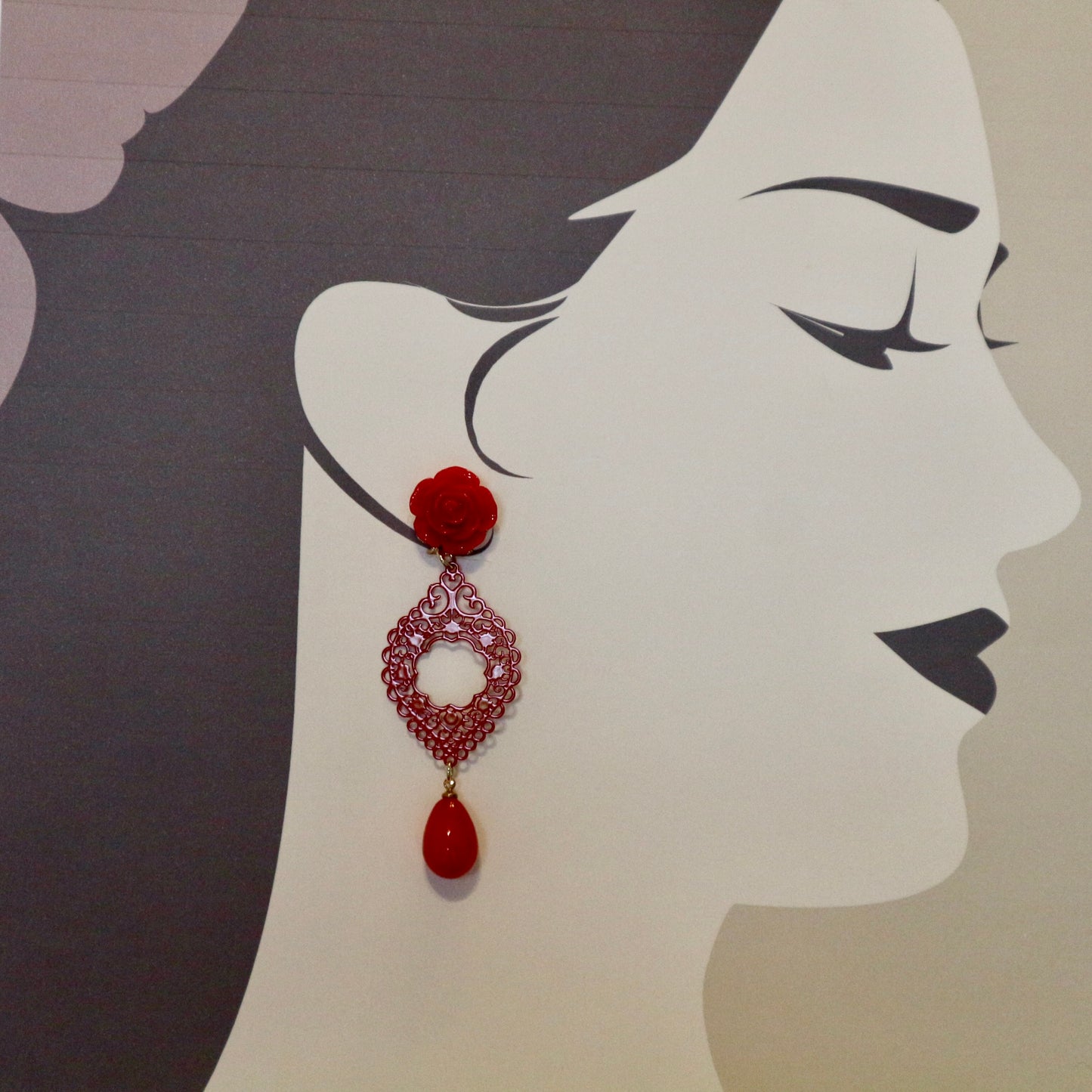 赤いリーフの透かしとドロップのピアス(イヤリング)